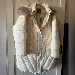 New with tags! Beautiful off white winter coat from Maurice’s. Size 2X